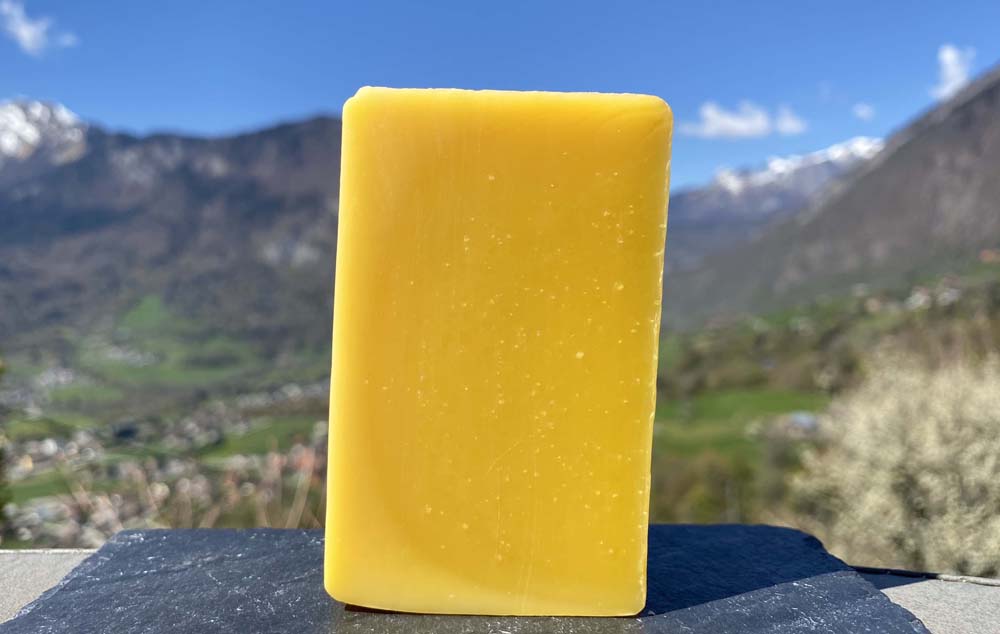 Le Radieux - Savon crème SAF au beurre de karité et jus de carotte - surgras 10% - fabriqué à la main en Savoie.